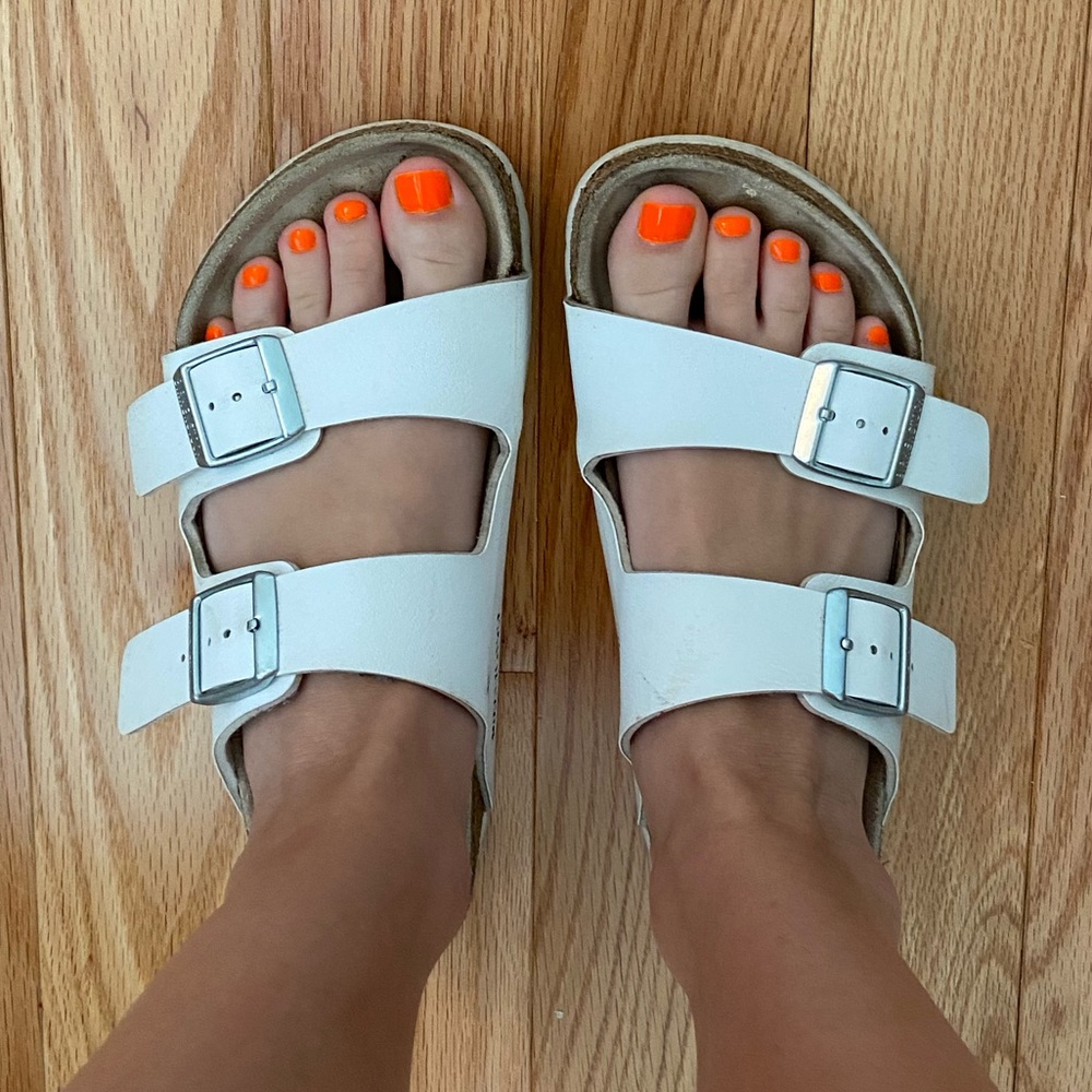 White Birkenstock’s with silver clips Size 7